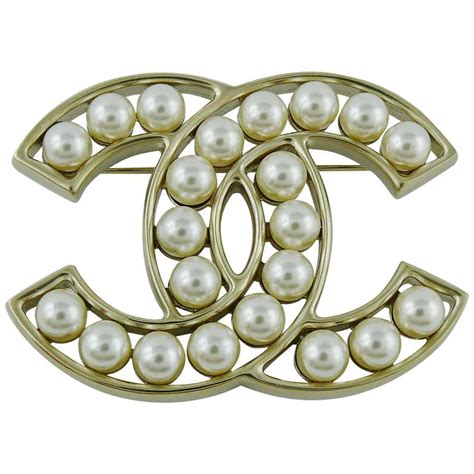 chanel 2017 b pearl chain cc logo brooch on celebrities|Chanel jewellery fashion.